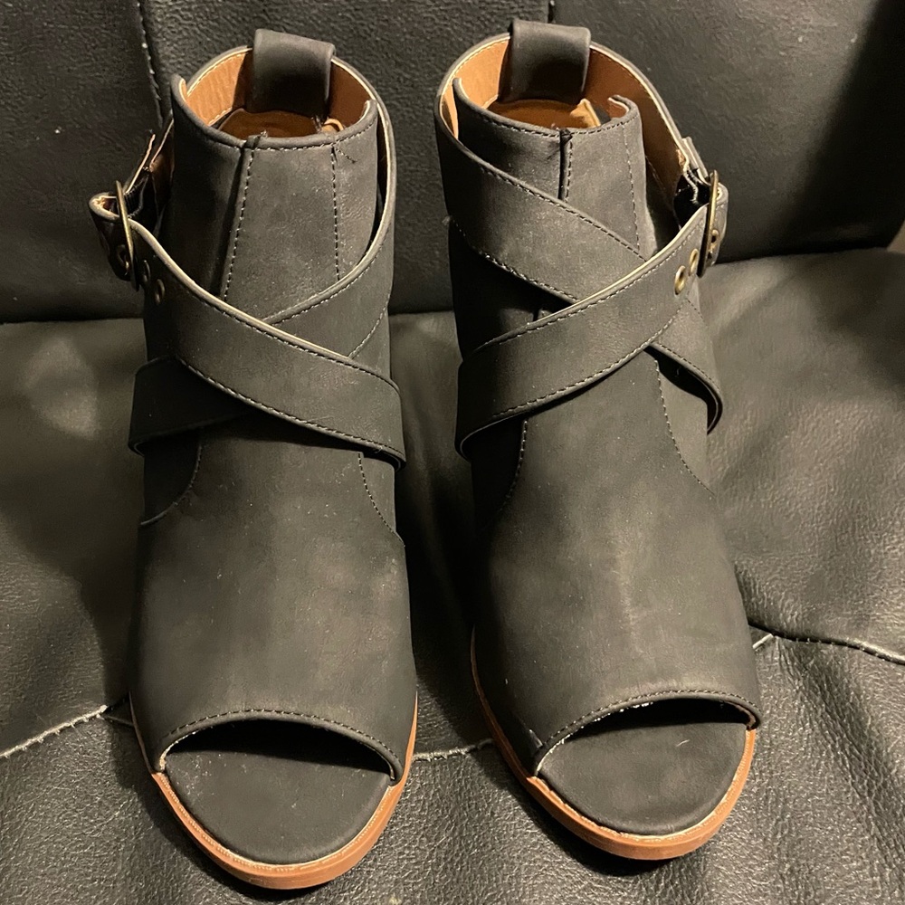 QUPID Black Strappy Sandals W 8 - Picture 1 of 10